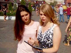студенткам виписали 20 тисяч рублів штрафу за вуличну гру на гуслях