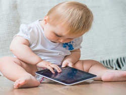 вчені про шкоду електронних пристроїв для малюків