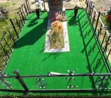 Talkingstone.ru — поможет вам подобрать искусственную траву для кладбища, памятник и другие атрибуты для облагораживания могильного участка